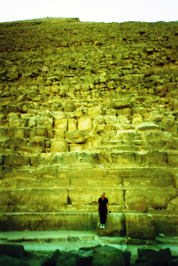 Die Pyramiden von Gizeh waren Königsgräber, die für drei verschiedene Pharaonen errichtet wurden. Die nördlichste und älteste Pyramide der Gruppe wurde für Khufu (griechisch: Cheops), den zweiten König der 4. Dynastie, errichtet. Sie wird Große Pyramide g