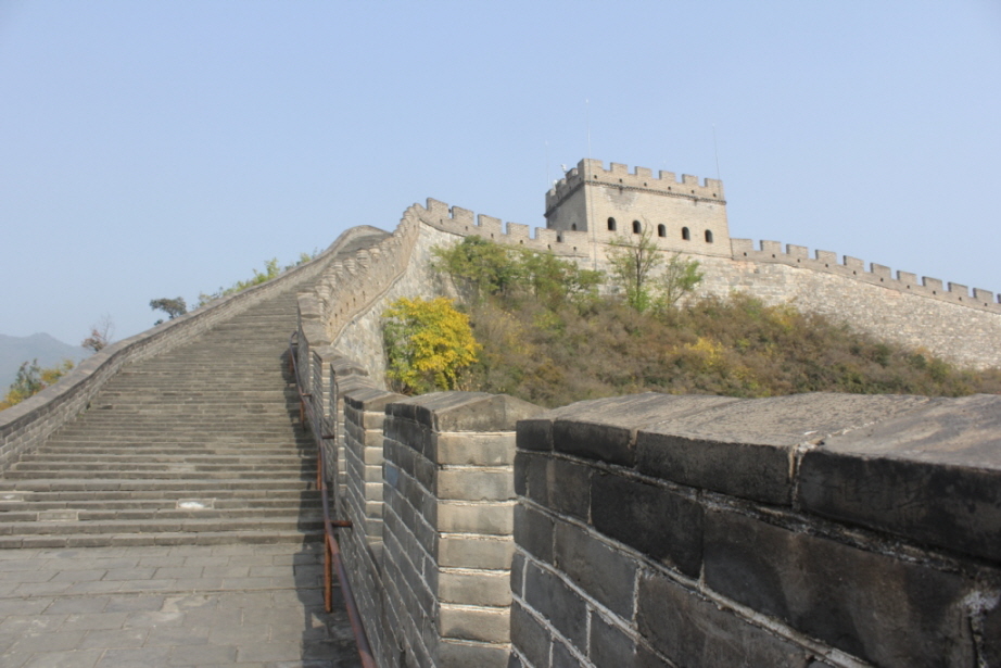 Die Große Mauer: Die Chinesische Mauer, auch „Große Mauer“ genannt, ist eine historische Grenzbefestigung, die das chinesische Kaiserreich vor nomadischen Reitervölkern aus dem Norden schützen sollte. Mit ihrem Bau wurde im 7. Jahrhundert v. Chr. begonnen