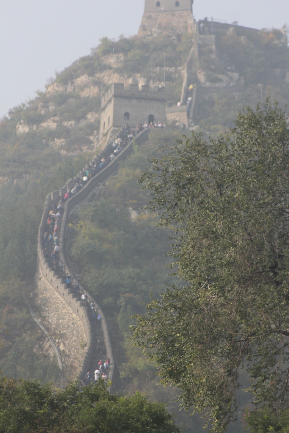 Die Große Mauer:  Die Mauer wird heute durch staatliche Finanzierung ständig restauriert. Bei Peking steht ein 600 km langer Abschnitt, der größtenteils in einem guten Zustand ist. Vier Abschnitte können von Touristen besichtigt werden. Der bekannteste re