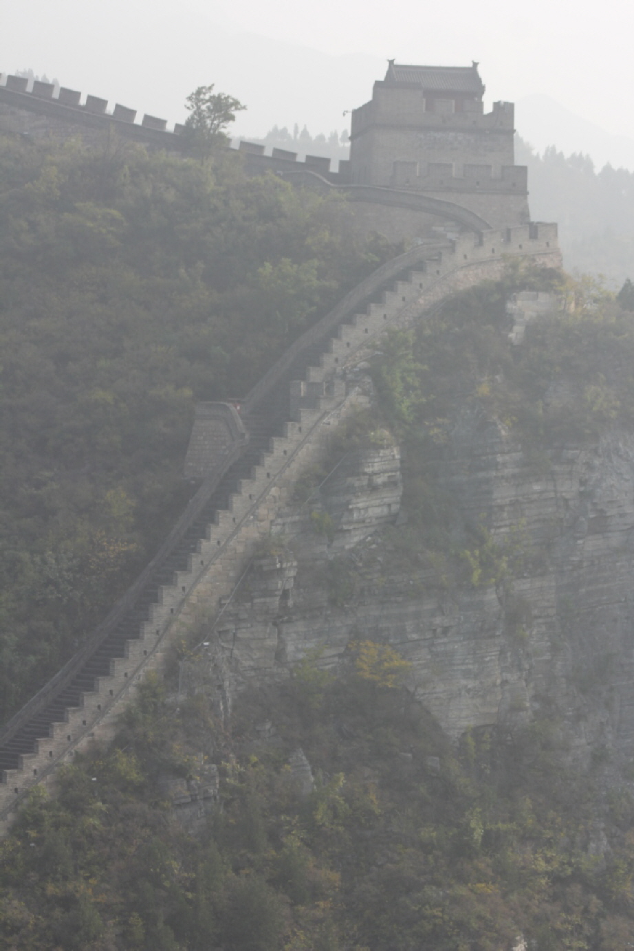 Die Große Mauer: Es wird angenommen, dass der Bau der Großen Mauer bereits im 7. Jahrhundert v. Chr. begann. Die ältesten bisher gefundenen Abschnitte sind die Große Mauer des Qi-Herzogtums in der heutigen Provinz Shandong und die Große Mauer des Königrei