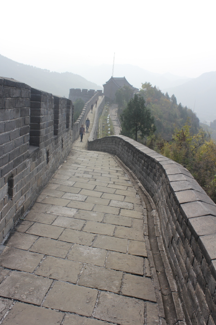 Die Große Mauer: 214 v. Chr. ließ der erste chinesische Kaiser, Qin Shihuangdi, Schutzwälle errichten, die das chinesische Kaiserreich nach der Expansion über den Gelben Fluss gegen die Völker aus dem Norden, vor allem die Xiongnu, schützen sollten. Im Un