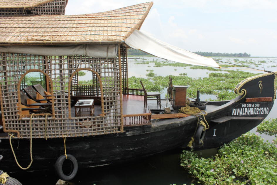 Reise durch die Backwaters auf einem Kettuvallam Hausboot: Ein Kettuvallam ist ein motorisiertes Hausboot, umgebaut aus einer ehemaligen Lastbarke, das vor allem in den Backwaters im indischen Bundesstaat Kerala eingesetzt wird. Es dient ausschließlich toJ