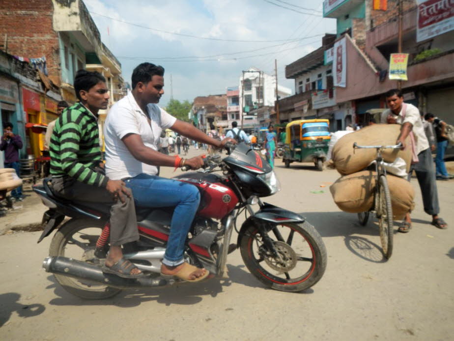 Straße in der Altstadt von Varanasi)