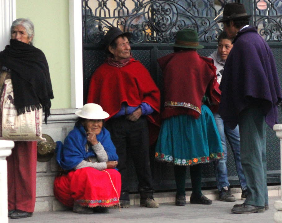 Alausi - Tracht der Cholitas - Ein Cholita-Rock besteht aus 6–8 Metern Stoff und wird mit 4–5 centros (Unterröcken) getragen; sie sind allerdings nicht von indigener Herkunft, sondern wurden von spanischen Kolonialherren eingeführt. Der Schmuck kann sehr 