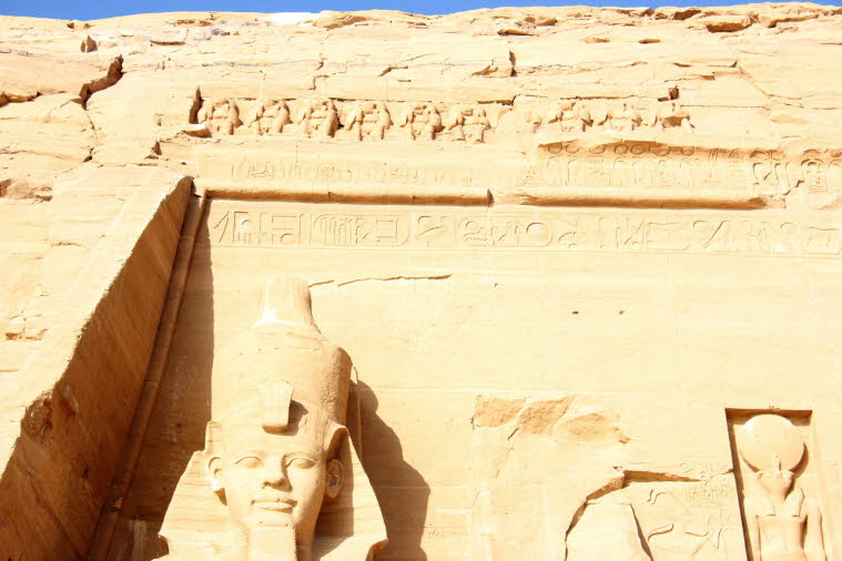 Abschlussfries oberhalb des Eingangs am Großen Tempel von Abu Simbel (2)