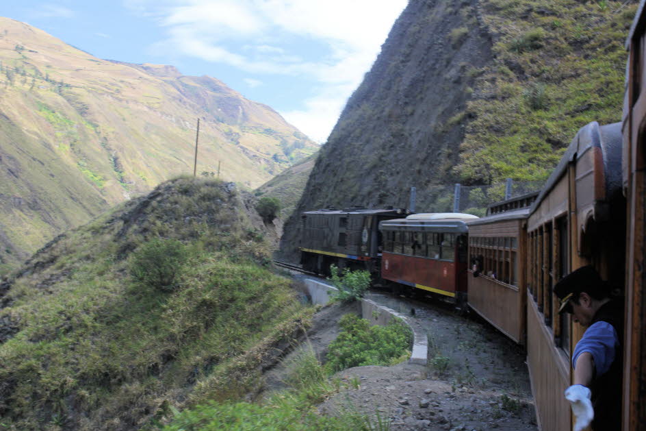 Alausi - Andenbahn Teufelsnase: Transport: Alausa wird mit dem Bus zu vielen Zielen in Ecuador angefahren. Der Busbahnhof von Alausi liegt drei Blocks vom Bahnhof entfernt. Regelmäßig verkehren Busse von und zu kleineren Städten. Es gibt festgelegte Fahrp