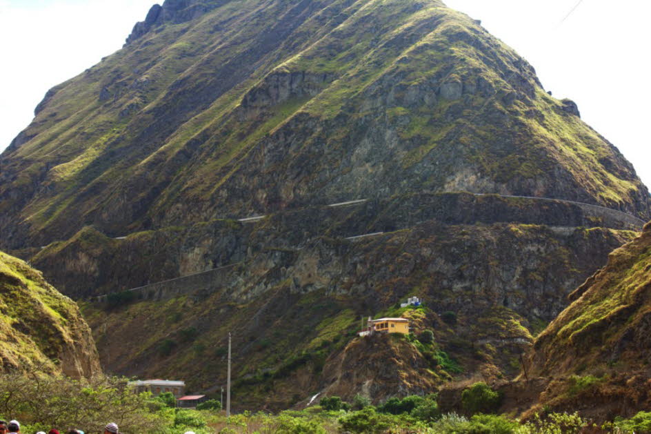 Alausi - Andenbahn Teufelsnase: Zu sehen sind die  Serpentinen der Strecke