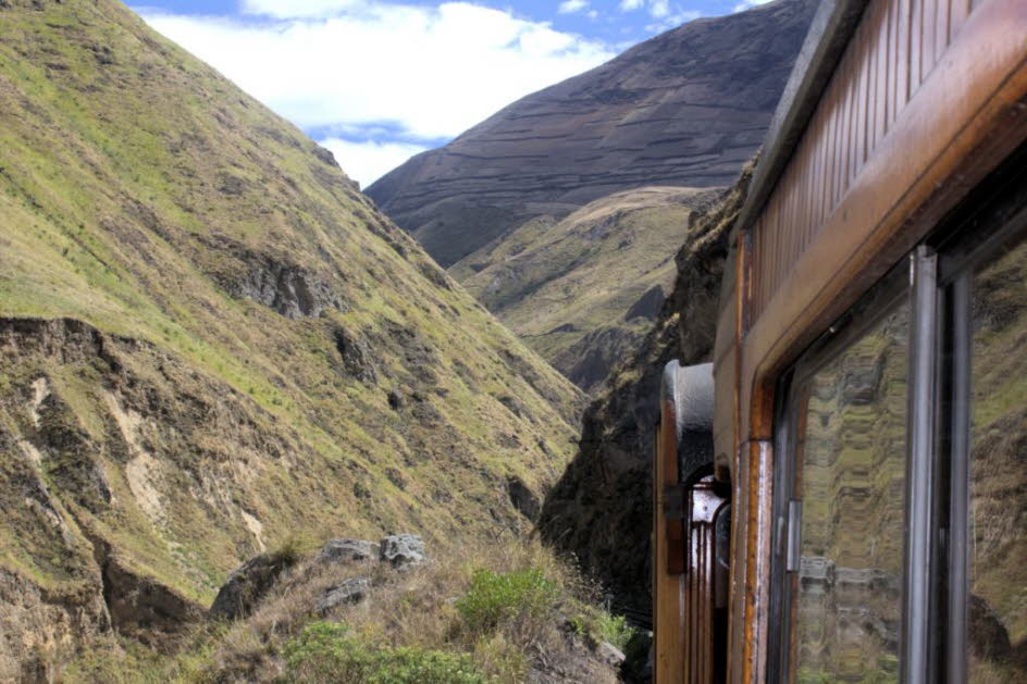 Alausi - Andenbahn Teufelsnase: Zickzack: Die Zickzackkurse, die der Zug auf der Teufelsnase macht, reichen von der Spitze eines steilen Hügels bis zum Boden. Die Lokomotive fährt den Hang hin und her. Reisende sollten sicherstellen, dass sie ihre Kameras