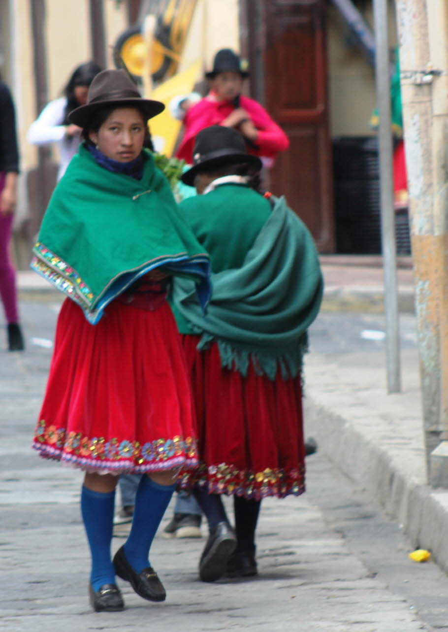 Alausi - Tracht der Cholitas 