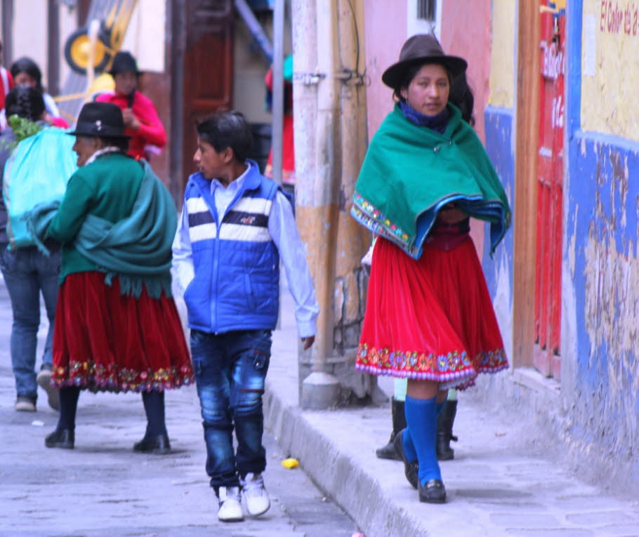 Alausi - Tracht der Cholitas