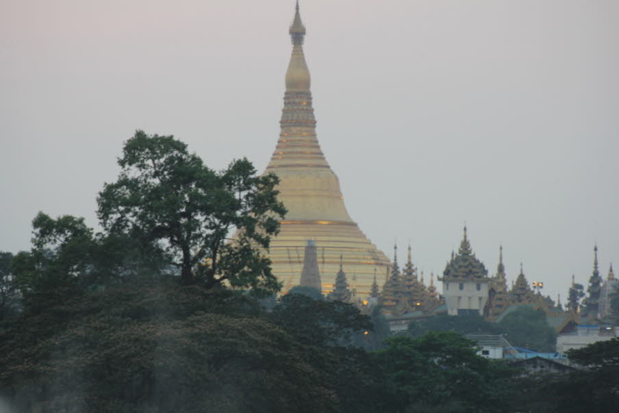Die Shwedagon Pagode vom  Kandawgyu Lake in Yangon aus betrachtet: Die Shwedagon Pagode - hier vom Kandawgyu Lake aus gesehen -  ist eine Pilgerstätte für viele Buddhisten auf der ganzen Welt und auch mich hat die Stupa, aber vor allem das rege Treiben um