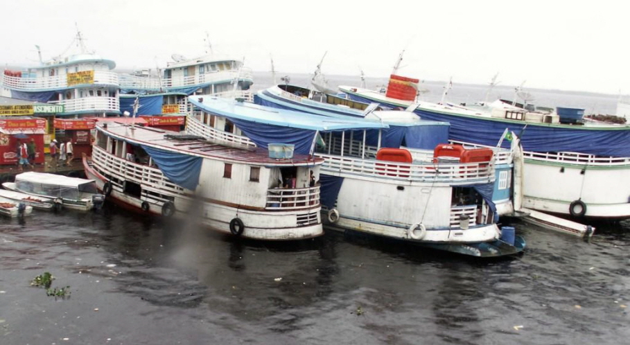 Boote von Manaus nach Belem: Auf dem Amazonas gibt es sie noch: Alte, bunt bemalte Seelenverkäufer, die im Linienverkehr die 1600 Kilometer von Manaus bis nach Belem an der Mündung des Stroms fahren. Ein echtes Abenteuer. Die Fahrt dauert 4 Tage.