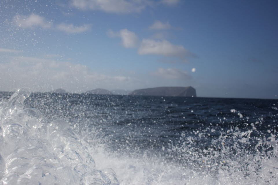 Insel Isabela auf einen Blick Fläche: 4.588 km² – größte Galapagos-Insel Besiedlung: nur in Puerto Villamil im SO Anreise: Schnellboote / Stopp auf Kreuzfahrten / Propellermaschinen. Die Mehrheit der 2200 Einwohner von Isabela lebt in der Stadt Puerto Vil