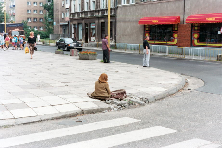 Armut in Polen 1990: Für viele Deutsche war befand sich das Bild Polens in den neunziger Jahren auf einem äußerst niedrigen Niveau (zitiert nach Kneip, Matthias/Mack, Manfred (Hg.): Polnische Geschichte und deutsch-polnische Beziehungen. Darstellungen und