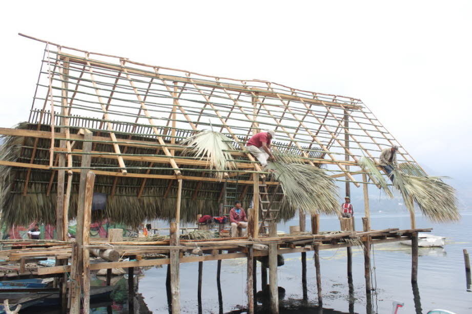 Traditioneller Hausbau am Atitlán-See 