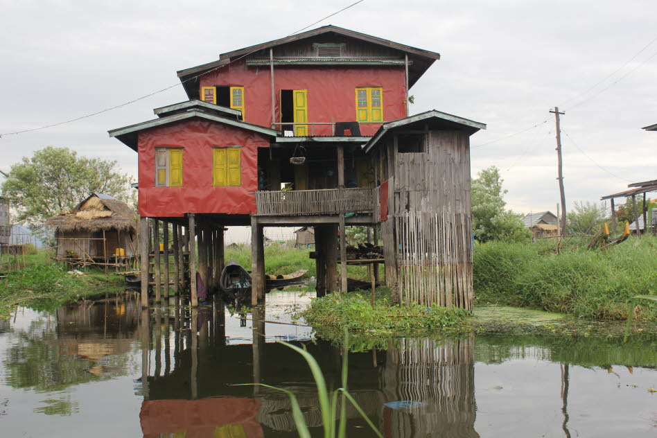 Der Inle-See ist ein Süßwassersee im Shan-Staat in Myanmar. Er ist bekannt durch seine Einbeinruderer und schwimmenden Dörfer und Gärten. Das Leben dieser Menschen ist völlig auf den See ausgerichtet.