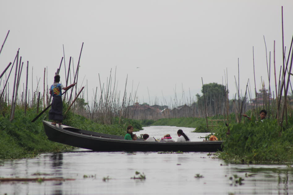 Der Inle-See ist ein Süßwassersee im Shan-Staat in Myanmar. Er ist bekannt durch seine Einbeinruderer und schwimmenden Dörfer und Gärten.