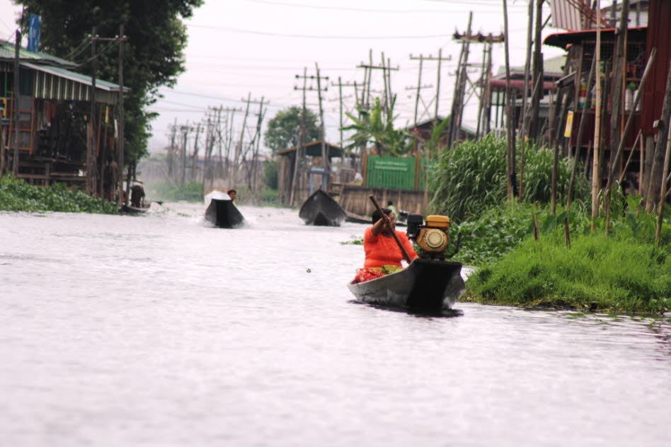 Die Intha bewohnen Stelzendörfer im Inle Lake. Aus Wasserpflanzen bauen sie schwimmende Beete im See auf denen sie Gemüse anbauen.