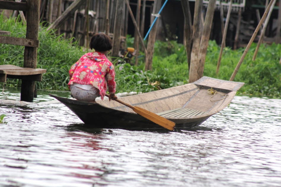 Der Inle Lake ist die Heimat der Inthas, die wie andere Bewohner die Umgebung des Sees nutzen und hier Dörfer auf Pfahlbauten errichtet haben. Die Bewohner des Sees sind für ihre besondere Rudertechnik mit nur einem Bein berühmt geworden. Sie pflanzen und