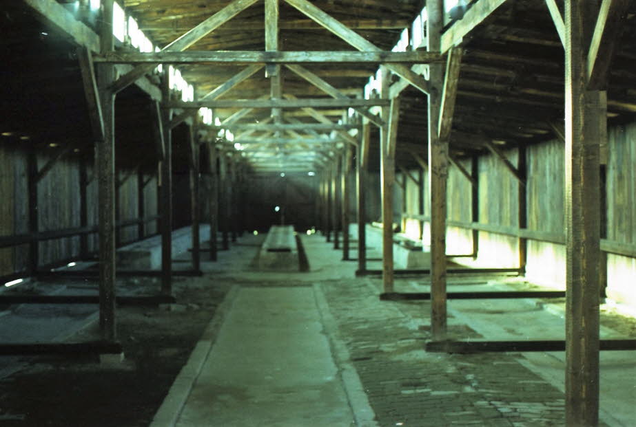 Auschwitz Baracke: Das Lager Auschwitz, das als 22 Vorkriegsziegelgebäude von Armeekasernen begann, wurde räumlich und organisatorisch systematisch erweitert. Auf dem Höhepunkt seiner Größe im Sommer 1944 bestand es aus drei Hauptlagern: Auschwitz I, Ausc