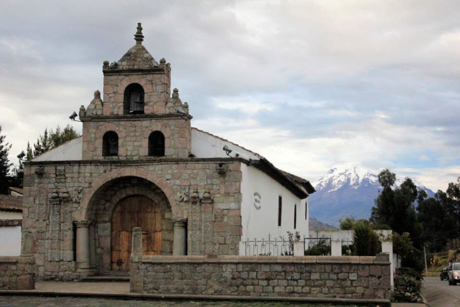 Barbar Nero Eclesia (1535) - älteste Kirche Ecuadors: La Iglesia de Balbanera wurde 1534 erbaut und ist eines der frühesten Beispiele der Kolonialarchitektur in Südamerika und die erste katholische Kirche in Ecuador. Obwohl sie Jahrhunderte von Erdbeben ü