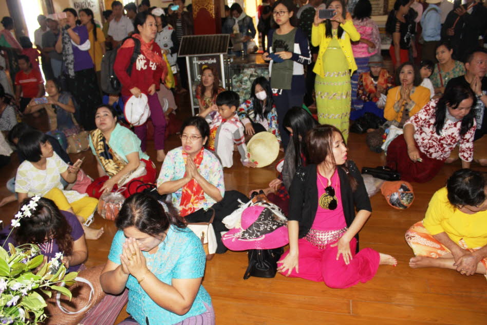 Betende in der Phaung Daw Oo Pagode am Inlesee