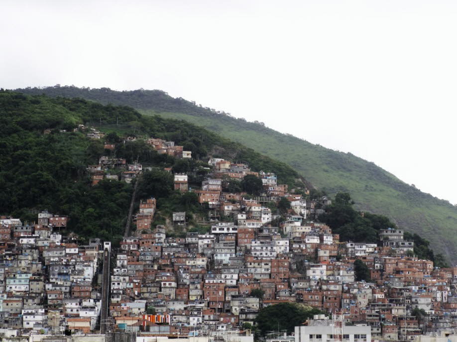 Favela: Favelas im klassischen Sinne sind nicht nur Slums, sondern Gebiete, die nicht vom Staat kontrolliert werden. Die Funktionen des Staates teilweise von den kriminellen Gruppen übernommen. Betritt die Polizei die Favelas, befindet sie sich im Sondere
