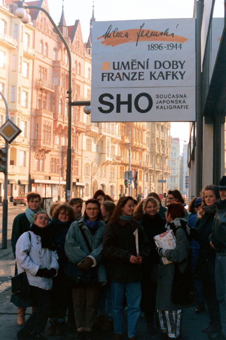 Buchhändlerklasse vor einer Ausstellung zu Milena Jesenská