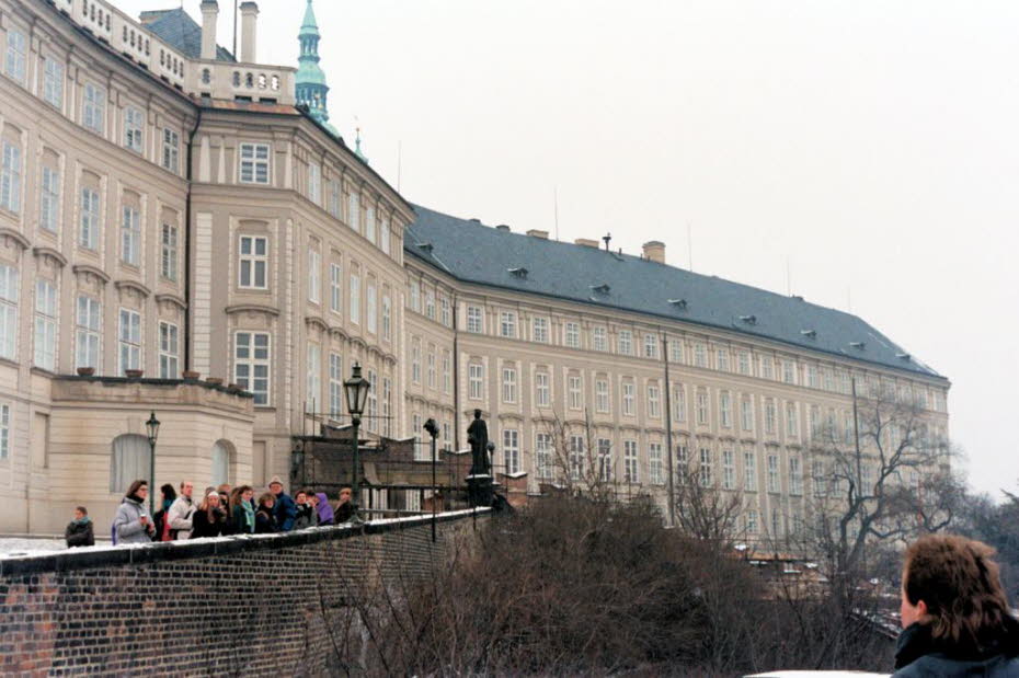 Die Burg 1991: Die  Prager Burg ist mit ca. 70,000 m² die größte zusammenhängende Burganlange der Welt – laut den Guinness World Records. 
