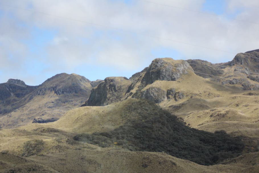 Cajas Nationalpark - Der Nationalpark "El Cajas" liegt von Cuenca aus im westlichen Gebirgsmassiv der Anden. Mit "Occidental" geht es relativ unregelmaesssig ueber den Tag verteilt vom Terminal Sur durch die Anden, am Eingang des Nationalparkes vorbei. Do