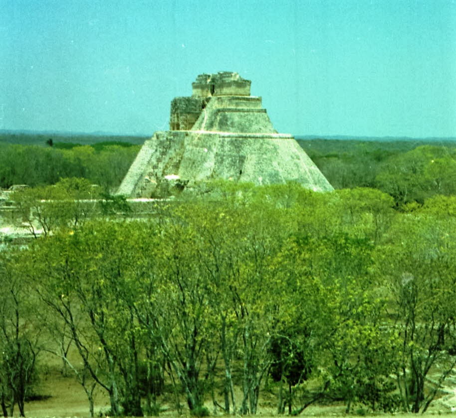 Chichen Itza: Nach der Eroberung (Maya und Spanisch) opferten die präkolumbianische Maya Gegenstände und Menschen als eine Form der Anbetung des Maya-Regengottes Chaac in die Cenote. Edward Herbert Thompson baggerte den Cenote Sagrado von 1904 bis 1910 au