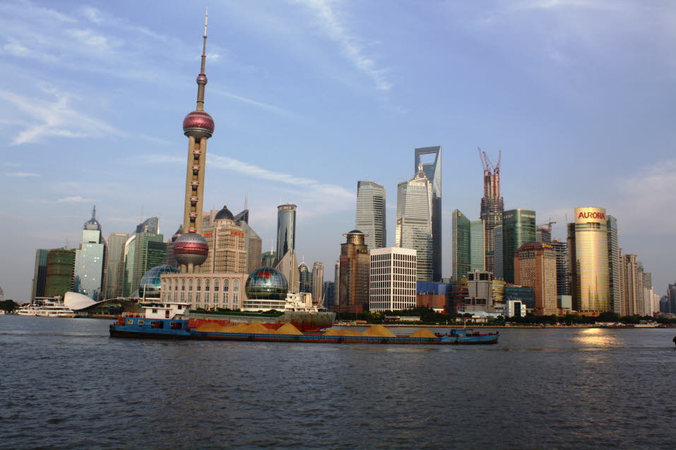 Am Bund / Shanghai: Pudong als gigantische Skyline beeindruckt jeden Besucher.
