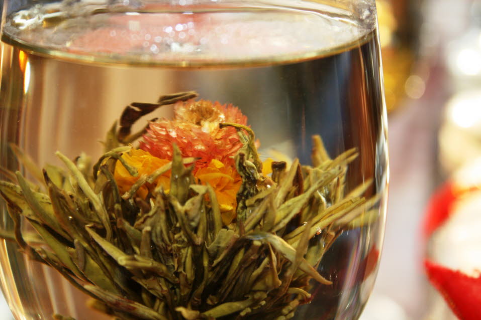 Teezeremonie: Die chinesische Teezeremonie wird um genau zu sein Gong Fu Cha (Kung Fu Cha) genannt. Für die Teezeremonie wird eine ruhige Umgebung bevorzugt, da sie eine bessere Konzentration auf die Teezubereitung und die Verkostung des Tees ermöglicht.