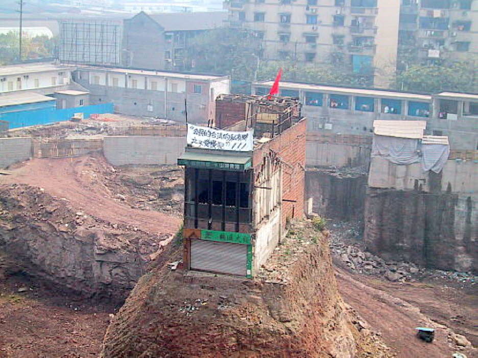 Nagelhaus Chongqing Quelle: Wikipaedia https://de.wikipedia.org/wiki/Chongqing#/media/Datei:Chongqing_yangjiaping_2007.jpg  Von zola aka. Zhou Shuguang ( http://zola.fotolog.com.cn/1671942.html, CC BY-SA 2.5, https://commons.wikimedia.org/w/index.php?curi