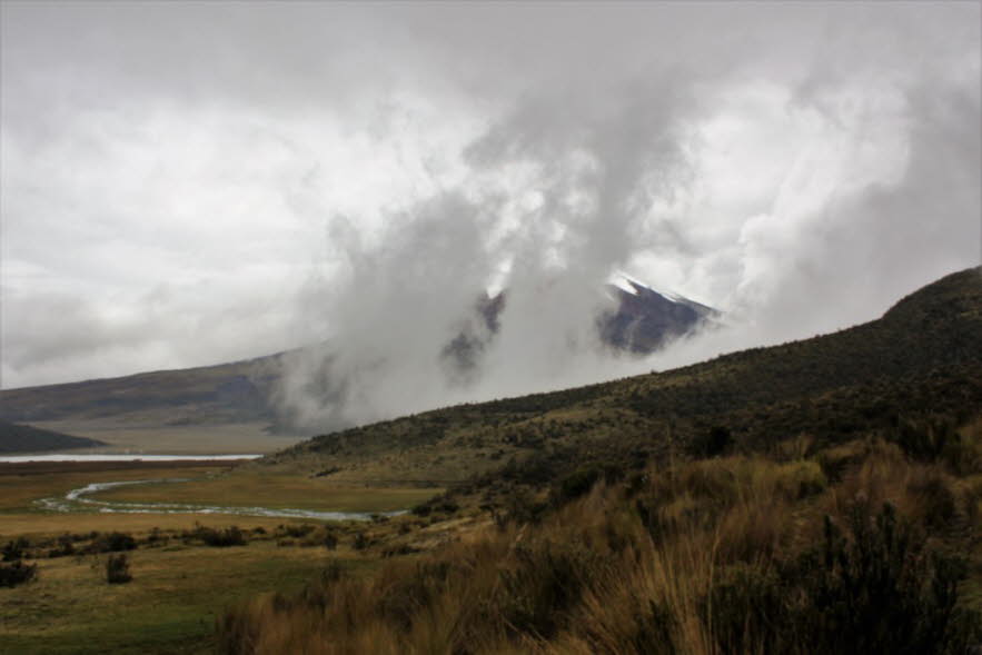 Cotopaxi Nationalpark: Der Cotopaxi-Nationalpark liegt an der Hauptstraße in Richtung Süden von Quito, nur etwa eine Autostunde von der Stadt entfernt.