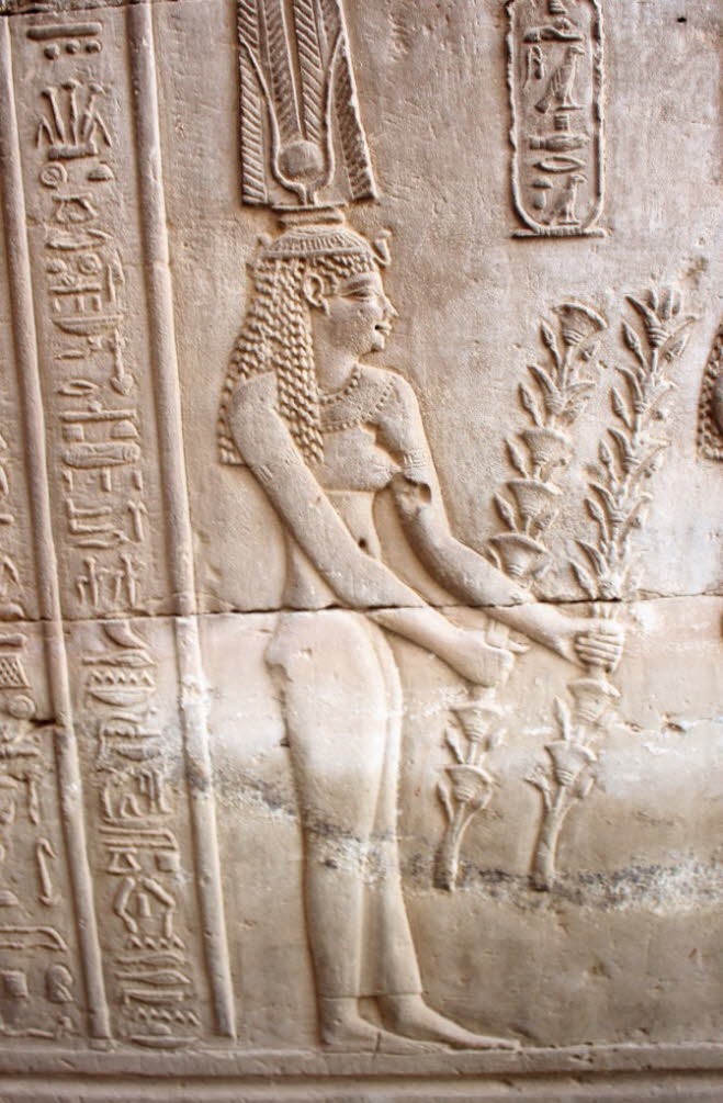 Die Göttin Hathor wurde entweder in Frauengestalt oder als Kuh dargestellt. Am häufigsten sehen wir sie als Frau mit einem Kopfschmuck, der aus einem Kuhgehörn mit Sonnenscheibe besteht.