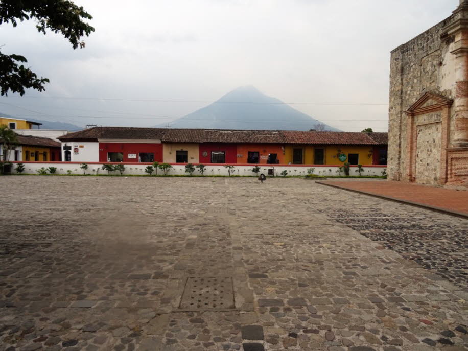 Der Volcán de Agua (dt. „Wasservulkan“) ist ein seit Mitte des 16. Jahrhunderts inaktiver Stratovulkan nahe der Stadt Antigua Guatemala. Seine Höhe beträgt 3760 m.
