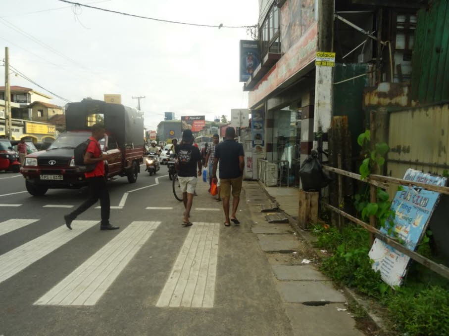 Hikkaduwa 2025: Touristen und Einheimische begegnen sich problemlos. 