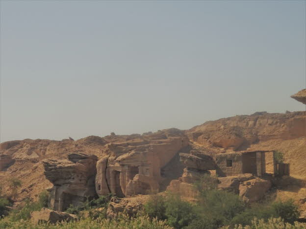 Es gibt eine Reihe von Möglichkeiten, den Nil zu bereisen. Am stimmungsvollsten ist die Feluke, ein traditionelles Segelboot. Diese Erfahrung wird wahrscheinlich der der alten Ägypter am ähnlichsten sein. Obwohl private Feluken-Kreuzfahrten beliebt sind, 