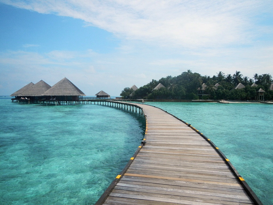 Wasservillen - Rannalhi, Rannaalhi liegt im Süd - Male – Atoll, Entfernung zum Flughafen: 35 Km vom Flughafen entfernt, Fahrt mit dem Schnellboot 45 Min.  Größe: ca. 320 x 100  Meter Landeskategorie 4 Sterne - Das Hausriff liegt 30 bis 100 Meter entfernt 