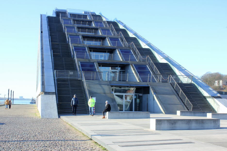 Über 130 Stufen auf der Freitreppe erreicht man die öffentlich zugängliche Aussichtsplattform und hat einen großartigen Blick über den Hafen.