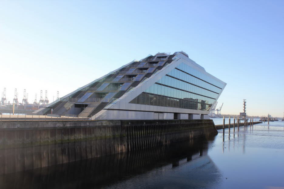 Seit 2006 steht das  Kontorhaus Dockland am Altonaer Fischereihafen. Das vom Hamburger Architektenteam Bothe Richter Teherani entworfene sechsgeschossige Bürohaus prägt das das Hamburger Stadtbild. 