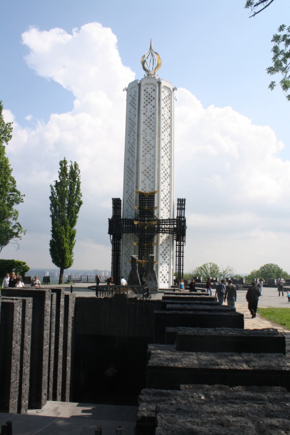 Denkmal Holodomor: Dazu muss man die Vorgeschichte der Ukraine kennen: Im 19. Jahrhundert wurde das Gebiet der heutigen Ukraine vom Habsburger und vom Russischen Reich dominiert und erst mit dem Zerfall der beiden Reiche im Zuge des Ersten Weltkriegs unte