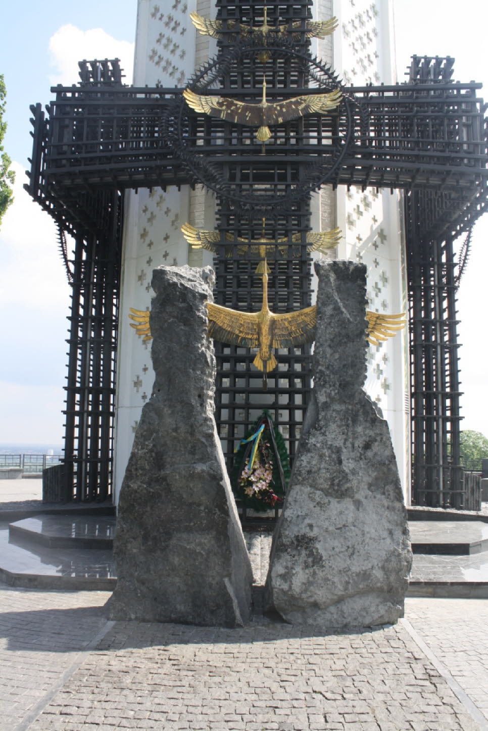 Denkmal Holodomor: Auf die sowjetischen Verbrechen folgte Juni 1941 jene der NS-Herrschaft, die die Ukraine zu einem Hauptort des Holocaust machte. Es erscheint fragwürdig, ob die von der Sowjetunion verursachte Hungersnot dem Genozid der Nazi gleichgeset