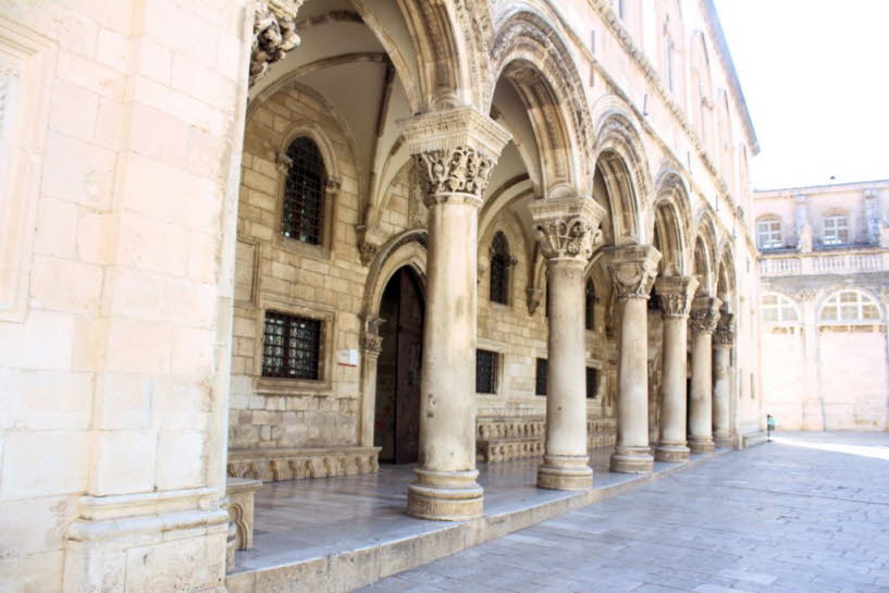 Der Rektoren- oder Sponzapalast in Dubrovnik: Die Belagerung von Dubrovnik stellt die Anfangsphase des Kroatienkrieges dar. Die Angriffe wurden im Juni 1991 durch die Jugoslawische Volksarmee (JNA) begonnen und endeten neun Monate später im Jahr 1992 nach