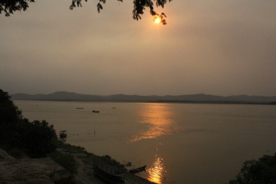 Der  Irrawaddy-Fluss bei  Bagan: Der 2170 Kilometer lange Irrawaddy, auch Irawadi (Birmanisch Eravatî), neuere Transkription Ayeyarwady oder Ayeyarwaddy, ist ein Fluss beziehungsweise Strom in Südostasien.