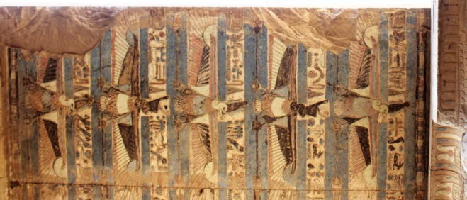 Die Deckenreliefs zeichnen sich durch ihre frische Farbgebung aus 