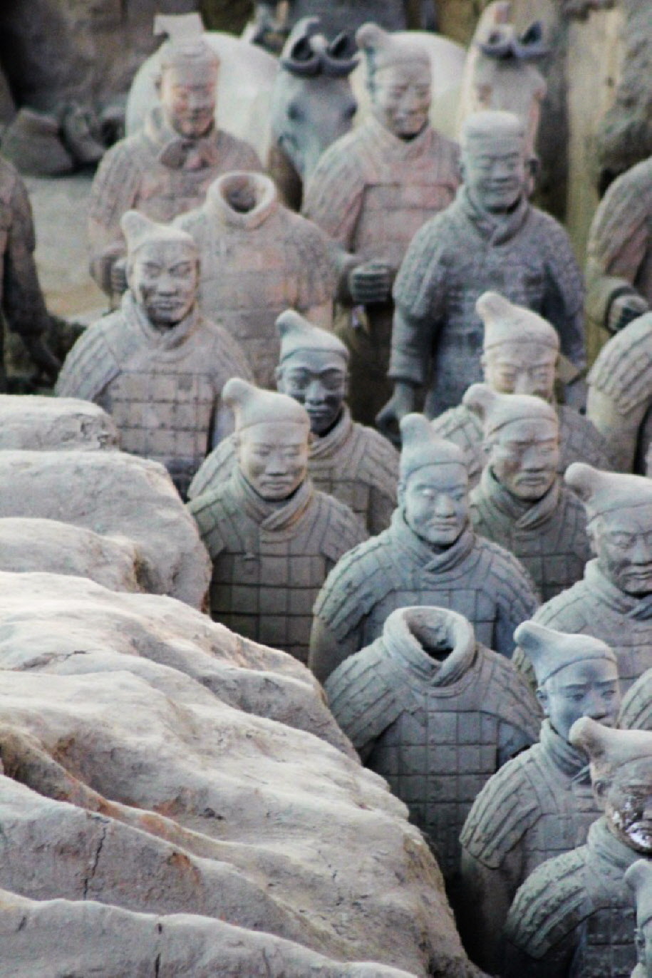 Die Terrakottaarmee - Die Herstellung der Terrakotta-Krieger begann vermutlich erst nachdem Qin Shihuangdi den Kaiserthron bestiegen hatte. Die tönerne Streitmacht besteht – im Vergleich zu Männern zur Zeit der Qin-Dynastie – aus überdurchschnittlich groß