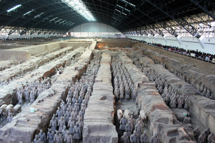 Die Terrakottaarmee bei Xian - Das Mausoleum Qín Shihuángdìs ist eine frühchinesische Grabanlage, errichtet für den ersten chinesischen Kaiser Qín Shihuángdì. Mit dem Bau wurde im Jahr 221 v. Chr. begonnen, und der Kaiser wurde im Jahre 210 v. Chr. darin 