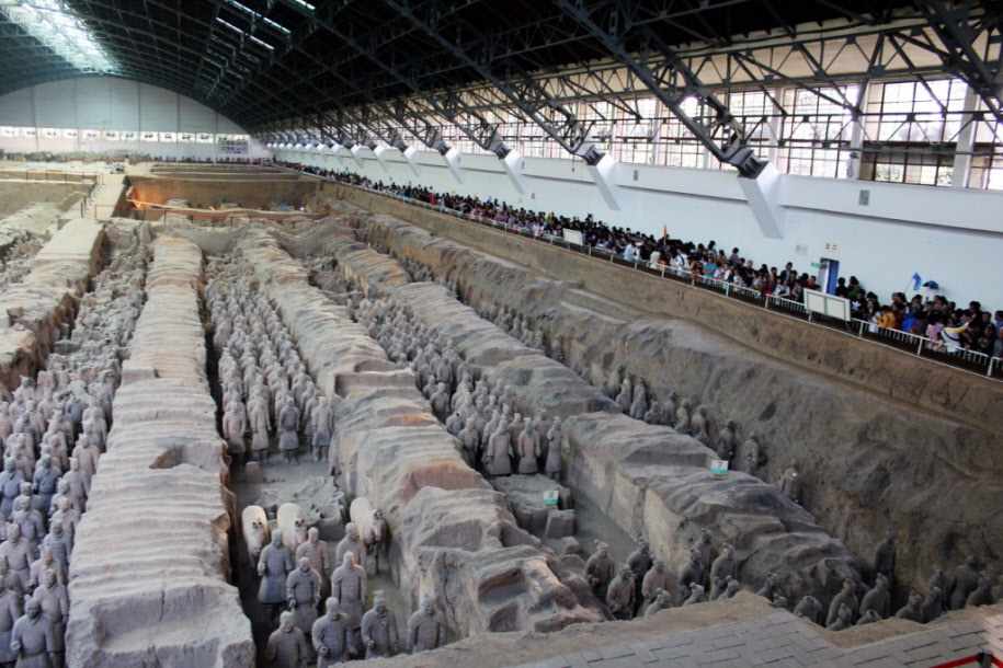 Die Terrakottaarmee bei Xian - Der Bau der Anlage begann unmittelbar nach der Krönung von Qín Shihuángdì zum Kaiser. Wissenschaftler und Archäologen mutmaßen, dass mehr als 700.000 Arbeiter aus allen Teilen Chinas an der Errichtung beteiligt waren. Als er